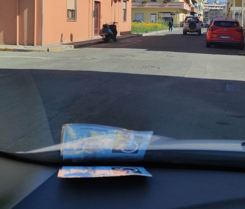 Quartu, l’odissea di un disabile: “Posto auto occupato da anni da una moto senza contrassegno”