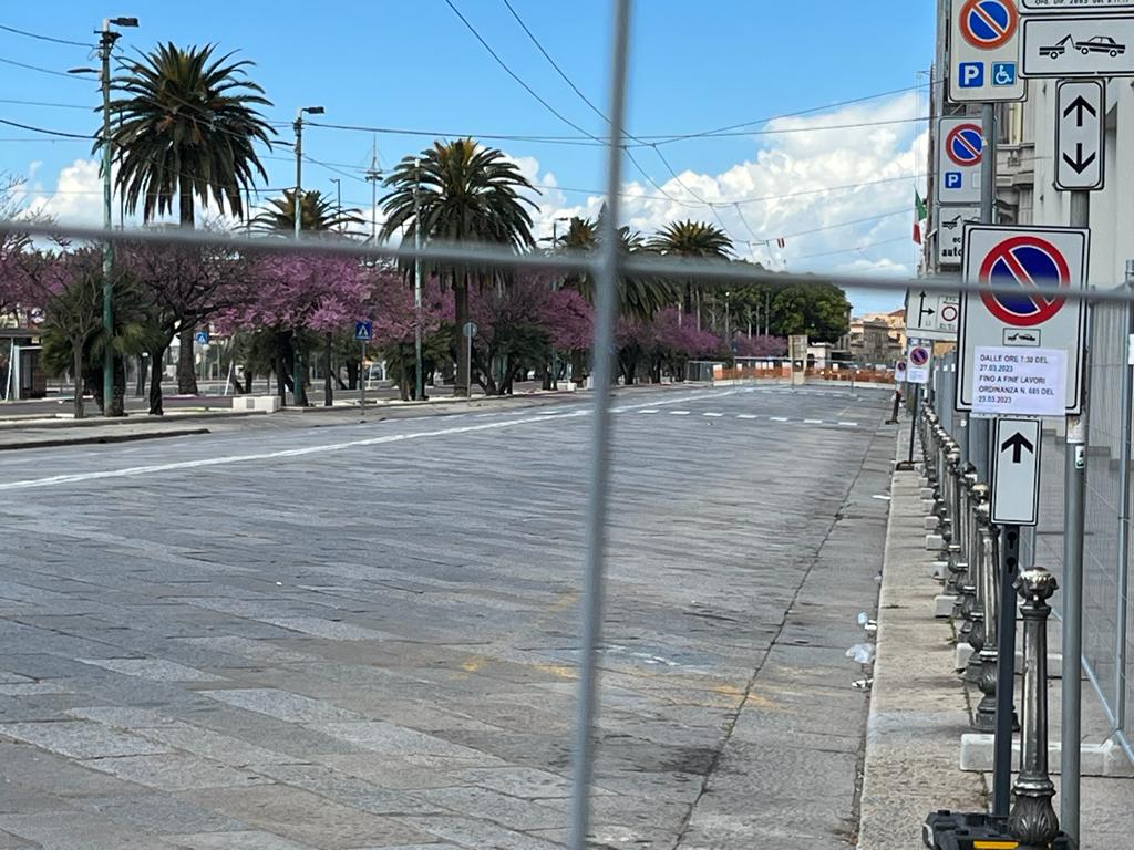 Via Roma, dopo 10 giorni siamo ancora alle recinzioni: e in mezza Cagliari è impossibile muoversi