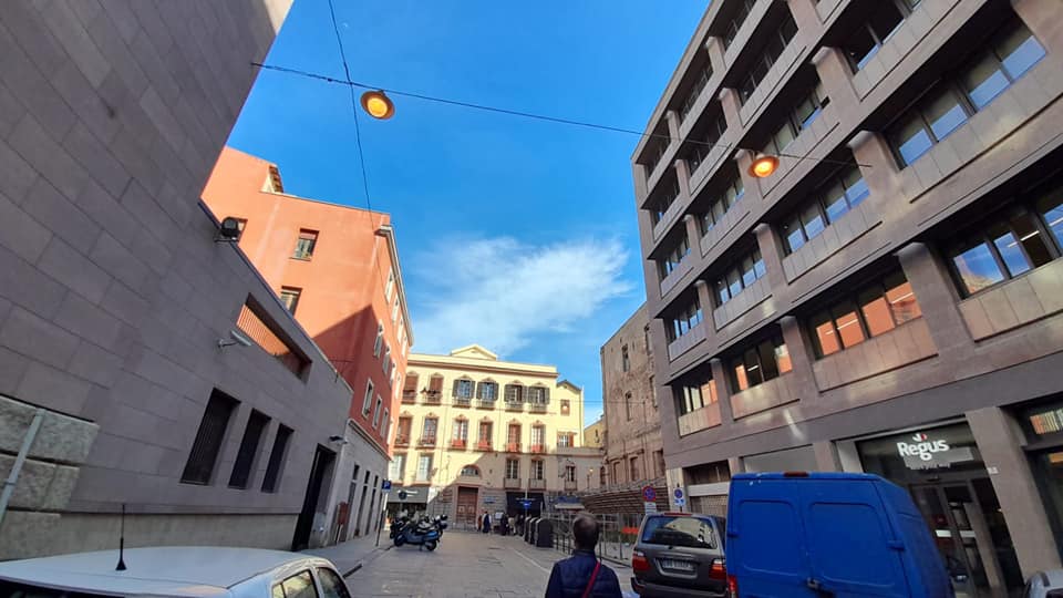 Cagliari, lampioni accesi alla Marina alle 17: “Alla faccia degli sprechi e del risparmio energetico”