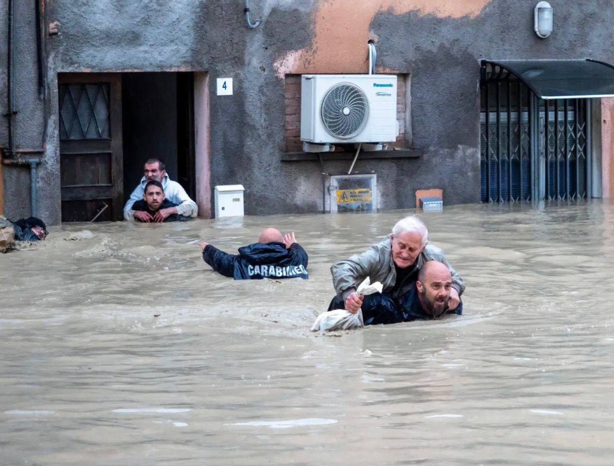 Maltempo, è un’ecatombe: 6 morti e 5000 sfollati, sabato allerta temporali in Sardegna