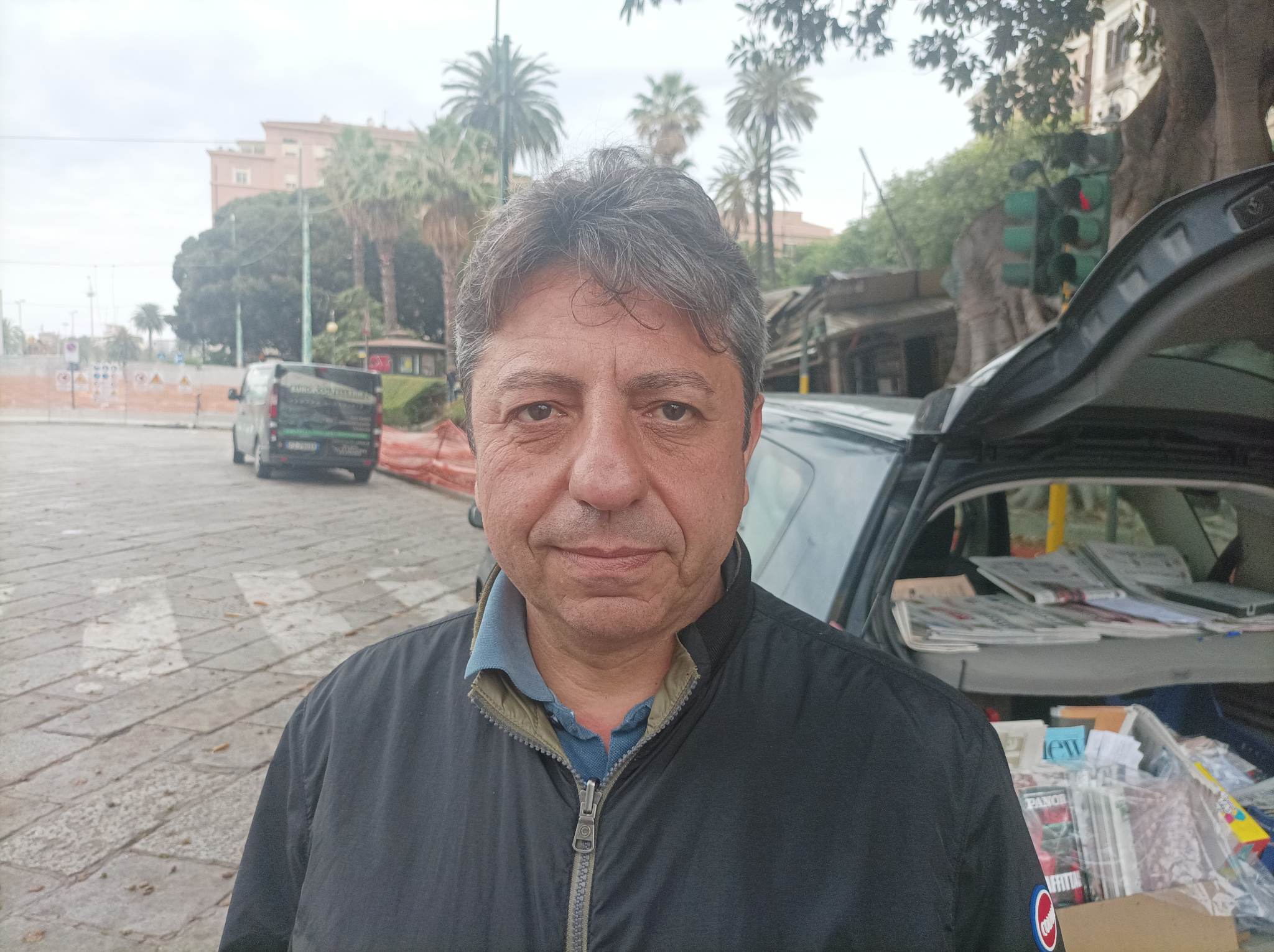 Cagliari, sciacalli in azione nell’edicola travolta dal ficus: “Rubati giochi, riviste e lo schermo di un computer”