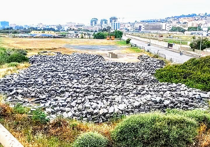 I blocchi di granito di via Roma distesi alle porte della città: alcuni sono stati spaccati