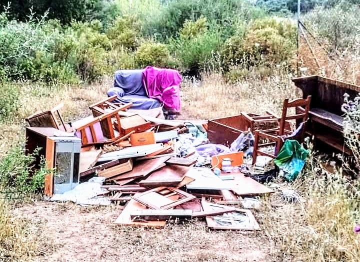 Drone, barracelli e telecamere non spaventano i “furbetti” dei rifiuti a Capoterra