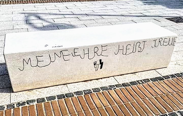 Capoterra, piazza Liori deturpata con scritte che richiamano la Germania nazista