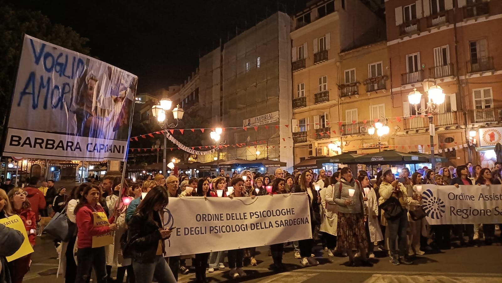 Psichiatra aggredita e uccisa da un ex paziente: fiaccolata a Cagliari per Barbara Capovani