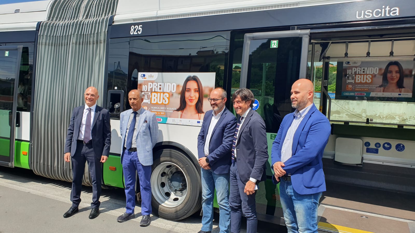 Parte la sfida alle auto a Cagliari, giù il costo dell’abbonamento del bus: da 300 a 30 euro l’anno
