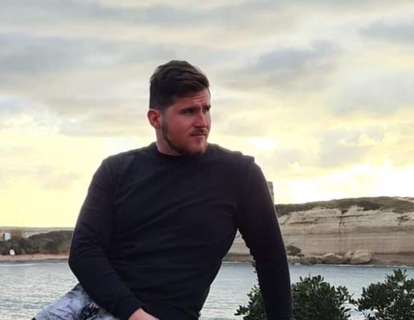 Lo schianto violento contro un furgone e il volo sull’asfalto, così è morto Roberto Orlando a Cagliari