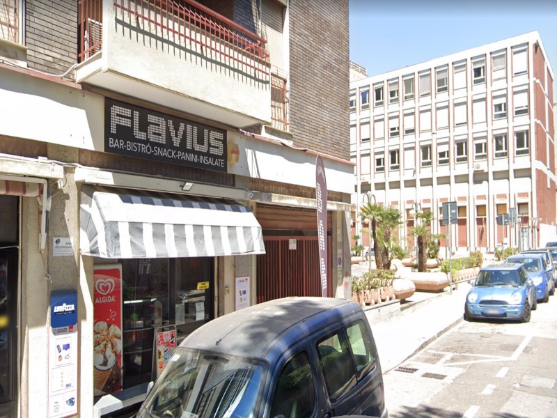 Cagliari, la difesa del barista: “Bagno a pagamento per chi non consuma, faccio anche lo scontrino”