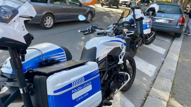 Cagliari, folle inseguimento a Is Mirrionis: non si fermano all’alt, si schiantano e fuggono a piedi