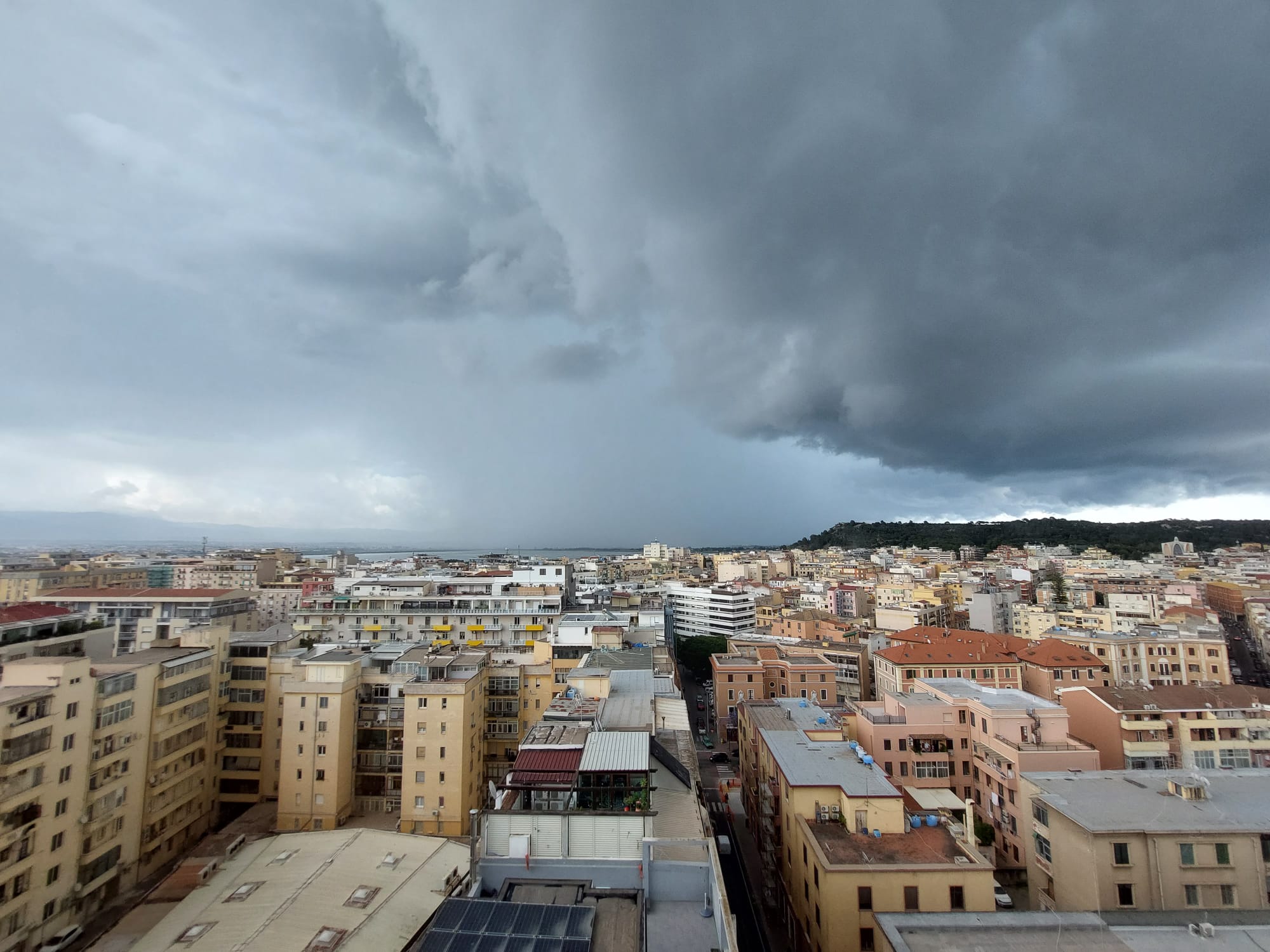 Bomba d’acqua e grandine, il maltempo si abbatte sul Cagliaritano: 34 ore di allerta gialla