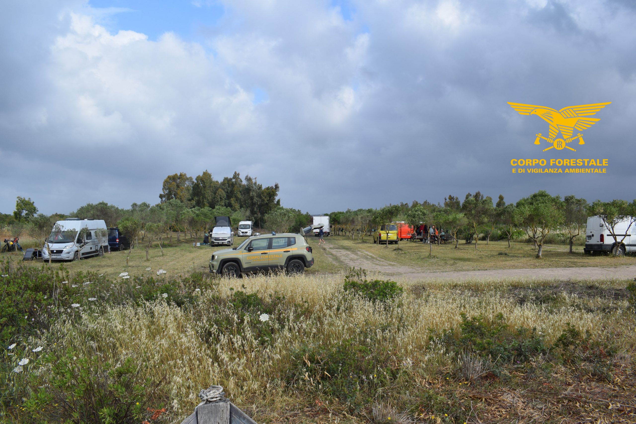 Sant’Antioco, scoperto il camping abusivo degli appassionati di kite surf: era dentro un’azienda agricola