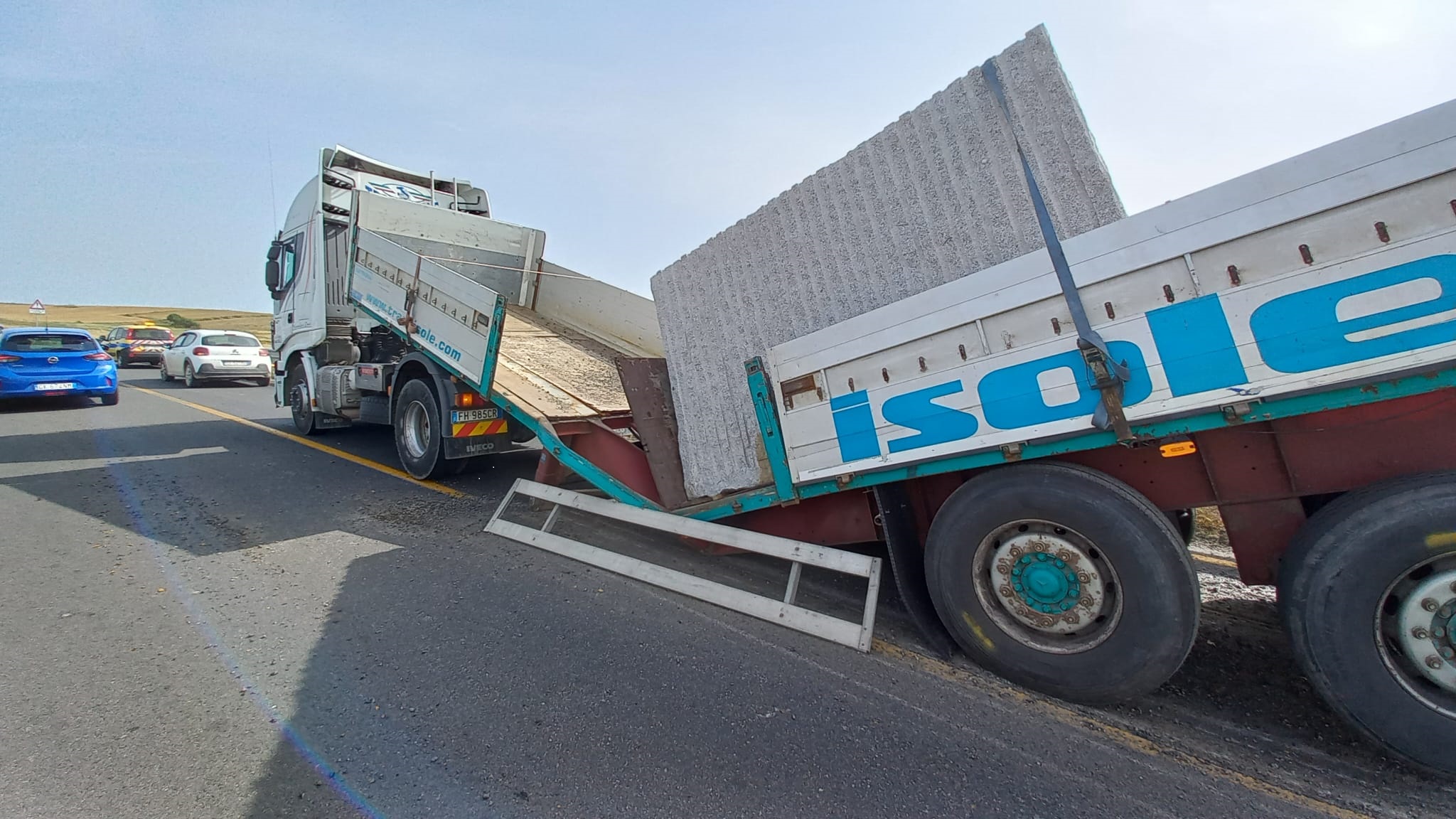 Camion si spezza tra Nuraminis e Serrenti: traffico bloccato sulla 131