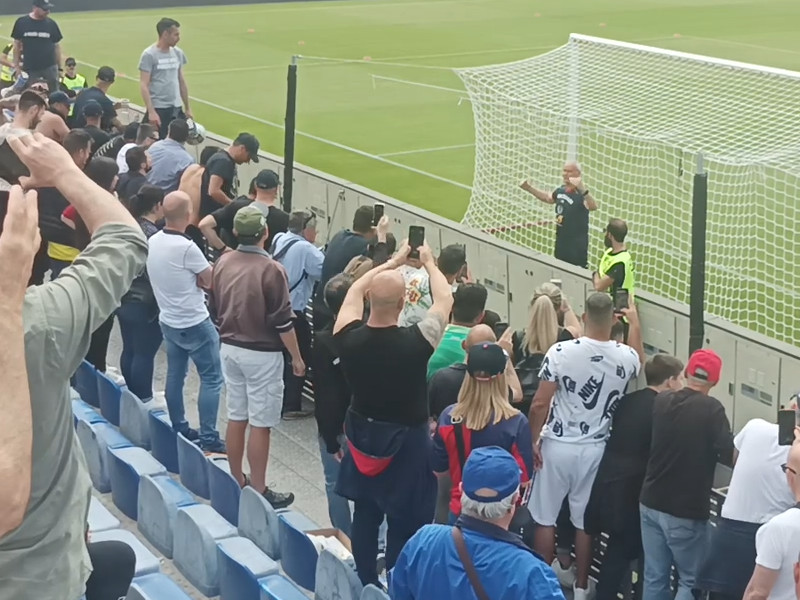 Ranieri sotto la curva, l’abbraccio con i tifosi e l’ironia: “Se vi arriva qualche pallone restituitecelo…”