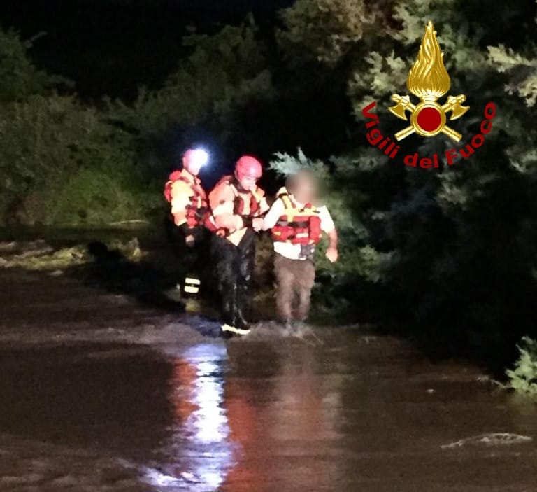 Paura in Sardegna, anziano bloccato a causa di una piena: lo salvano i pompieri