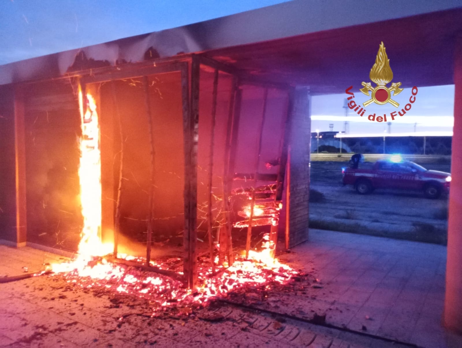 Cagliari, fiamme all’alba a Sant’Elia: distrutto un casotto vicino a una pensilina