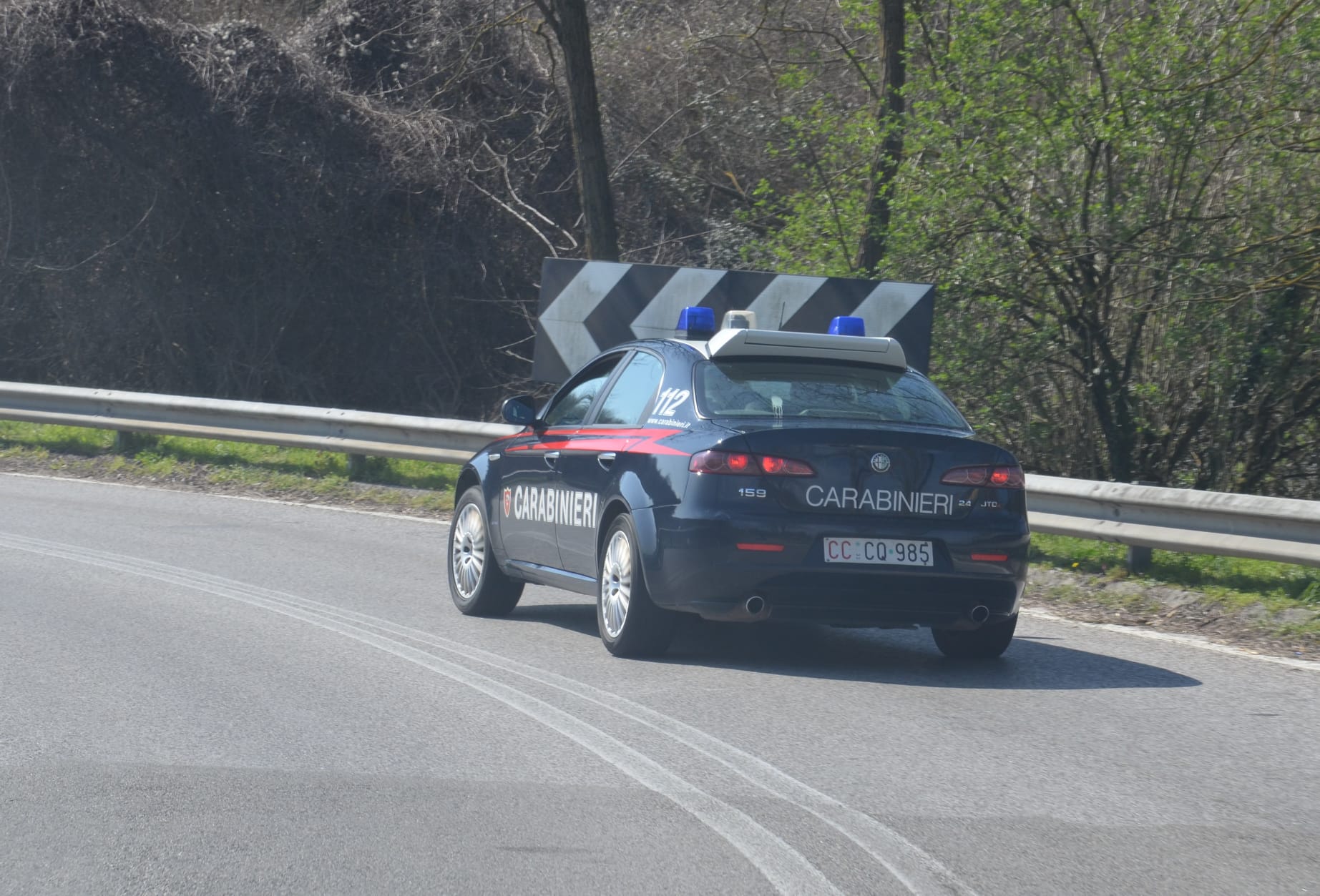Mancata precedenza a Monserrato, 83enne imbraccia una motosega e minaccia un giovane al volante