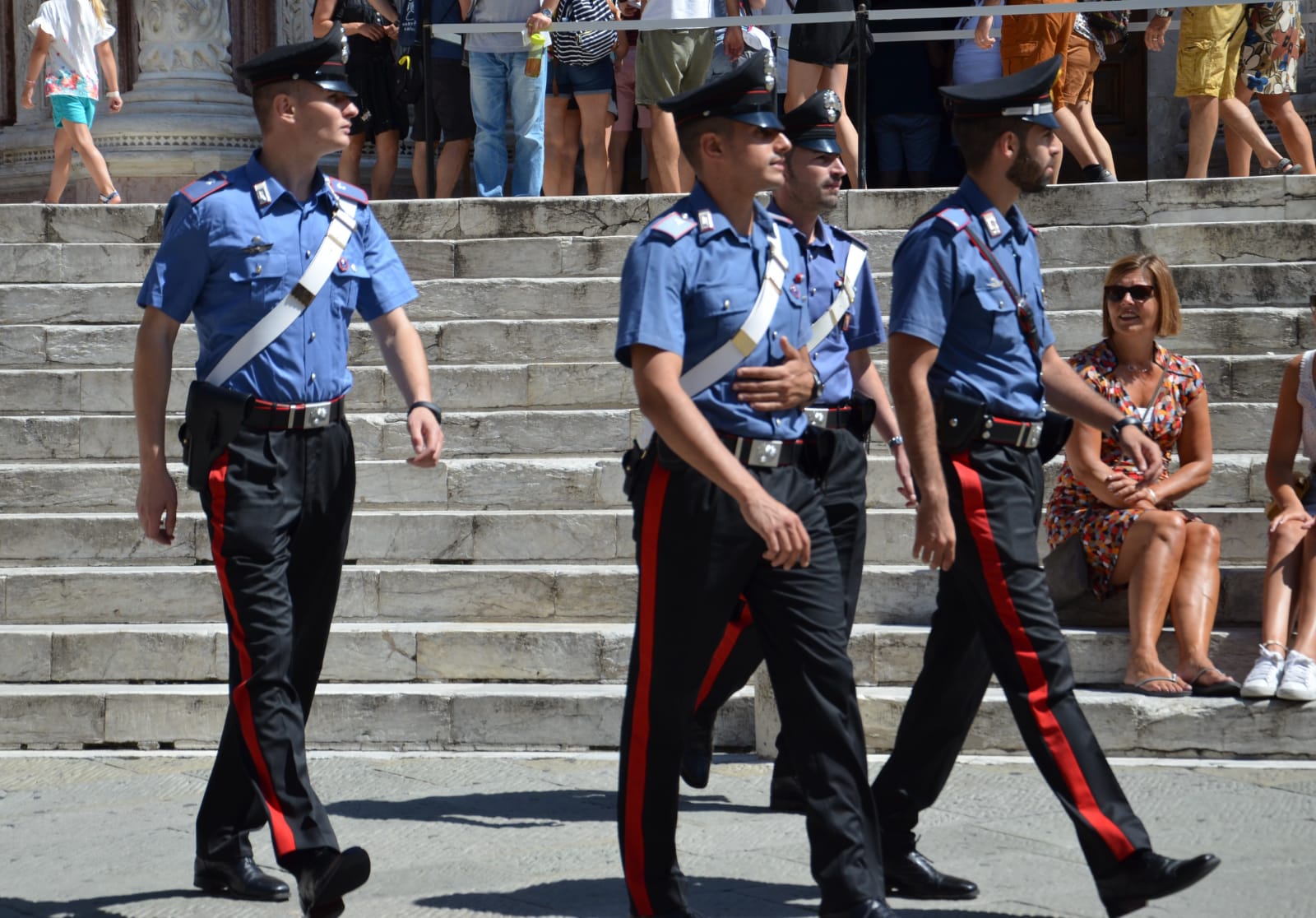 Minaccia la ex davanti ai figli minorenni, poi si chiude in camera da letto con un coltello: arrestato a Cagliari