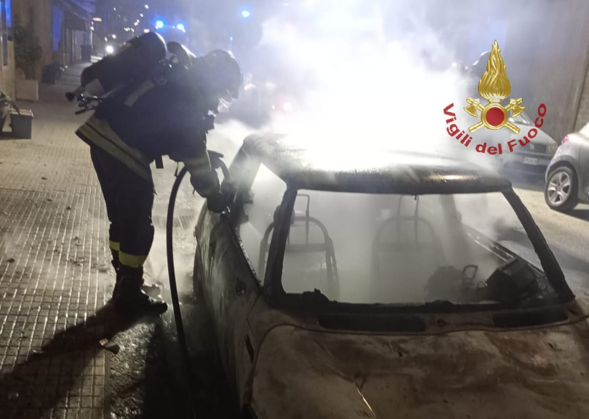 Fiamme nella notte a Cagliari: colpite due auto in sosta, danni alle vetrine di una cartoleria
