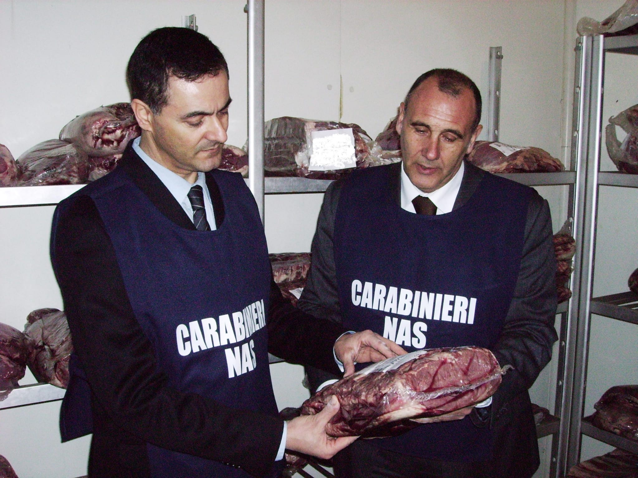 Sporcizia e cucine da incubo, chiuso un ristorante etnico a Cagliari: sequestrati oltre 200 kg di cibo