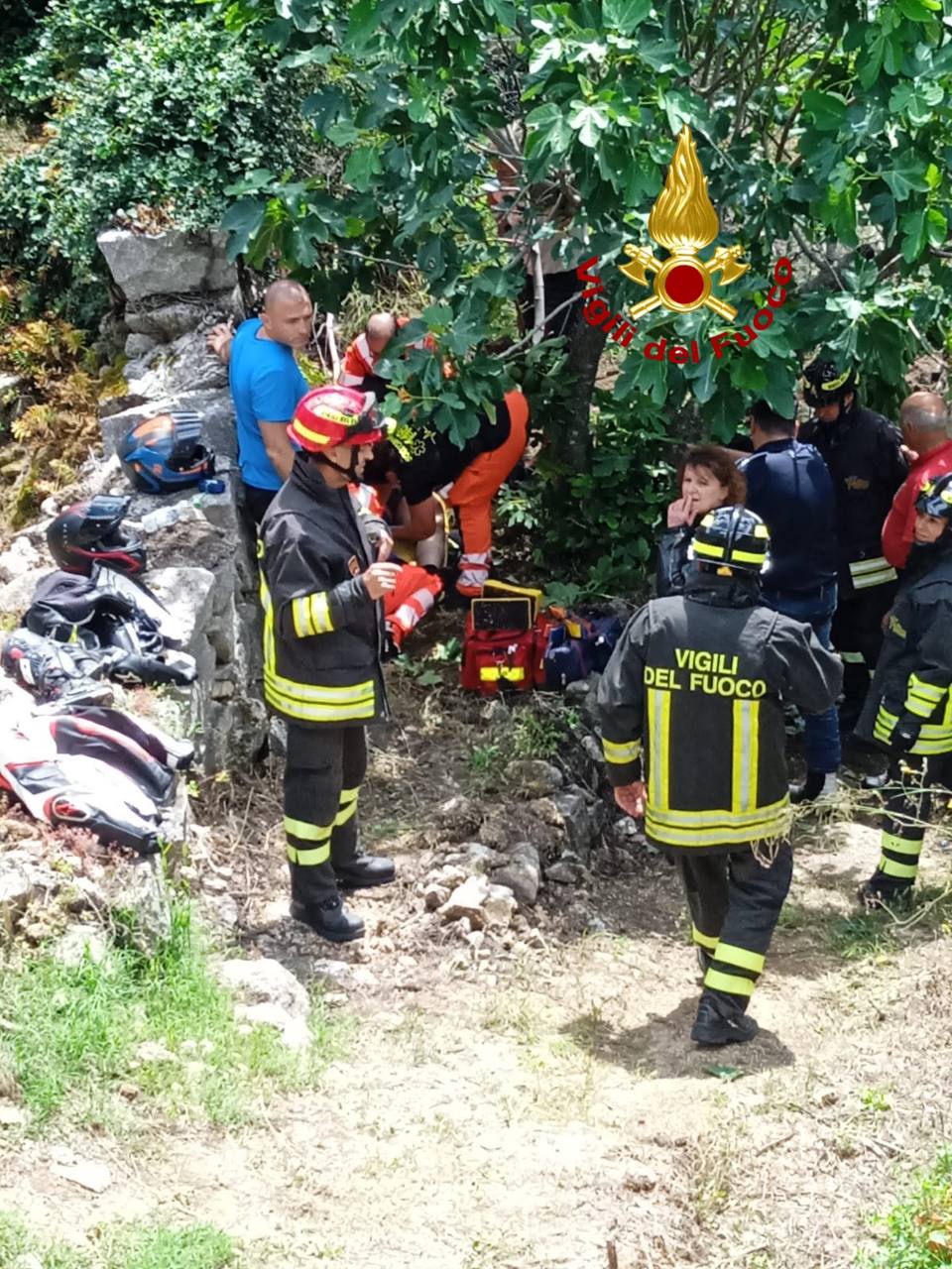 Sbatte contro il guard rail e precipita per 7 metri, centauro tedesco vivo per miracolo in Sardegna