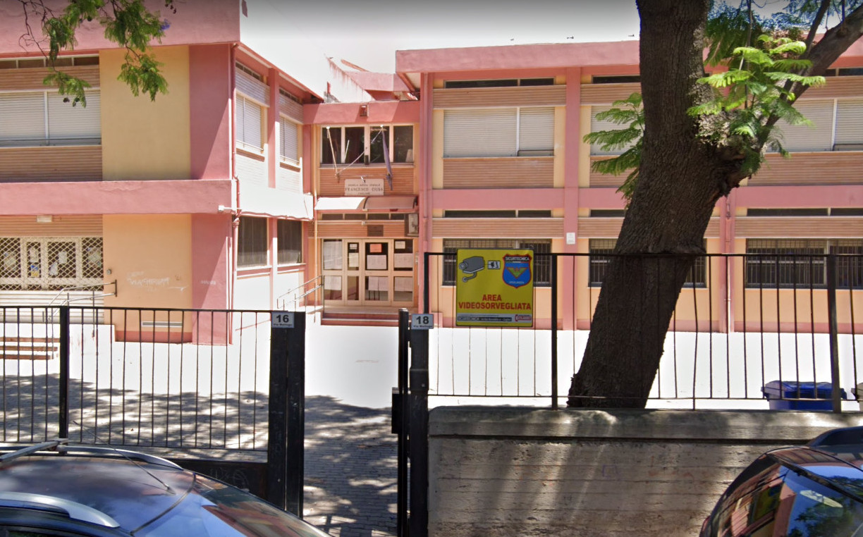 Cagliari, follia nella scuola media di via Meilogu: “Prof picchiata dalle sorelle di un alunno”