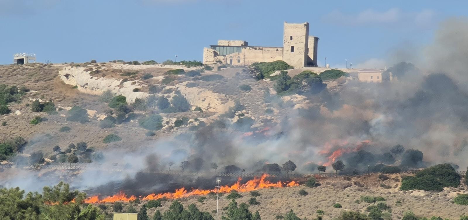 Fiamme nel colle di San Michele a Cagliari, il maestrale alimenta il fuoco attorno al castello