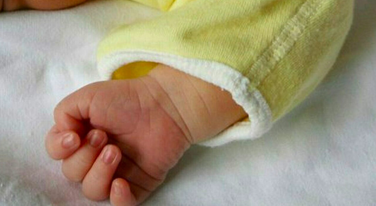 Mamma strangola il figlioletto di un anno, poi l’arrivo dei soccorsi: “Ho ucciso mio figlio”