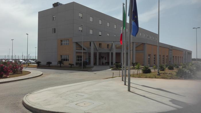 Entra nel carcere di Uta con cento dosi di droga, 24enne cagliaritana nei guai