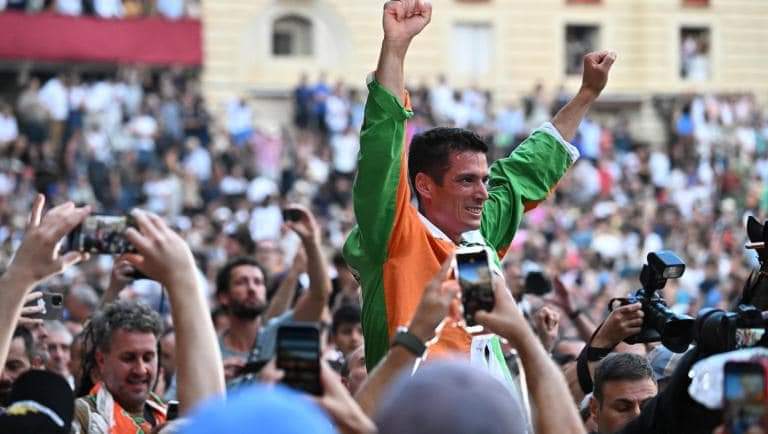 Tittia nella leggenda, il fantino di Nurri vince il quinto Palio di Siena consecutivo