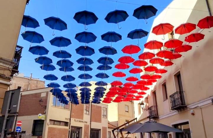 Iglesias, le strade del centro storico si tingono con i colori rosso e blu