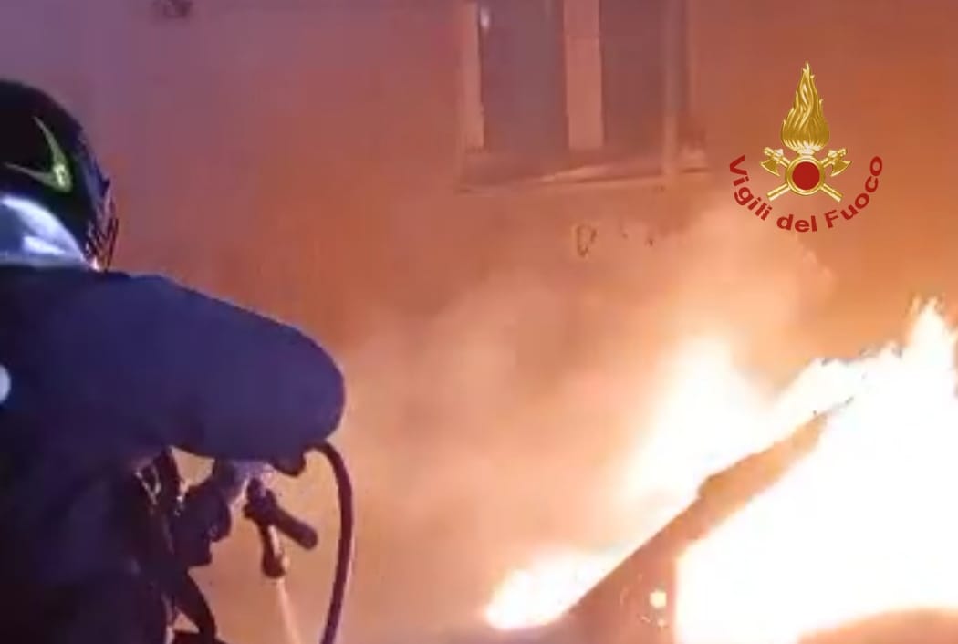 Cagliari, auto in fiamme nella notte tra via Premuda e via Podgora