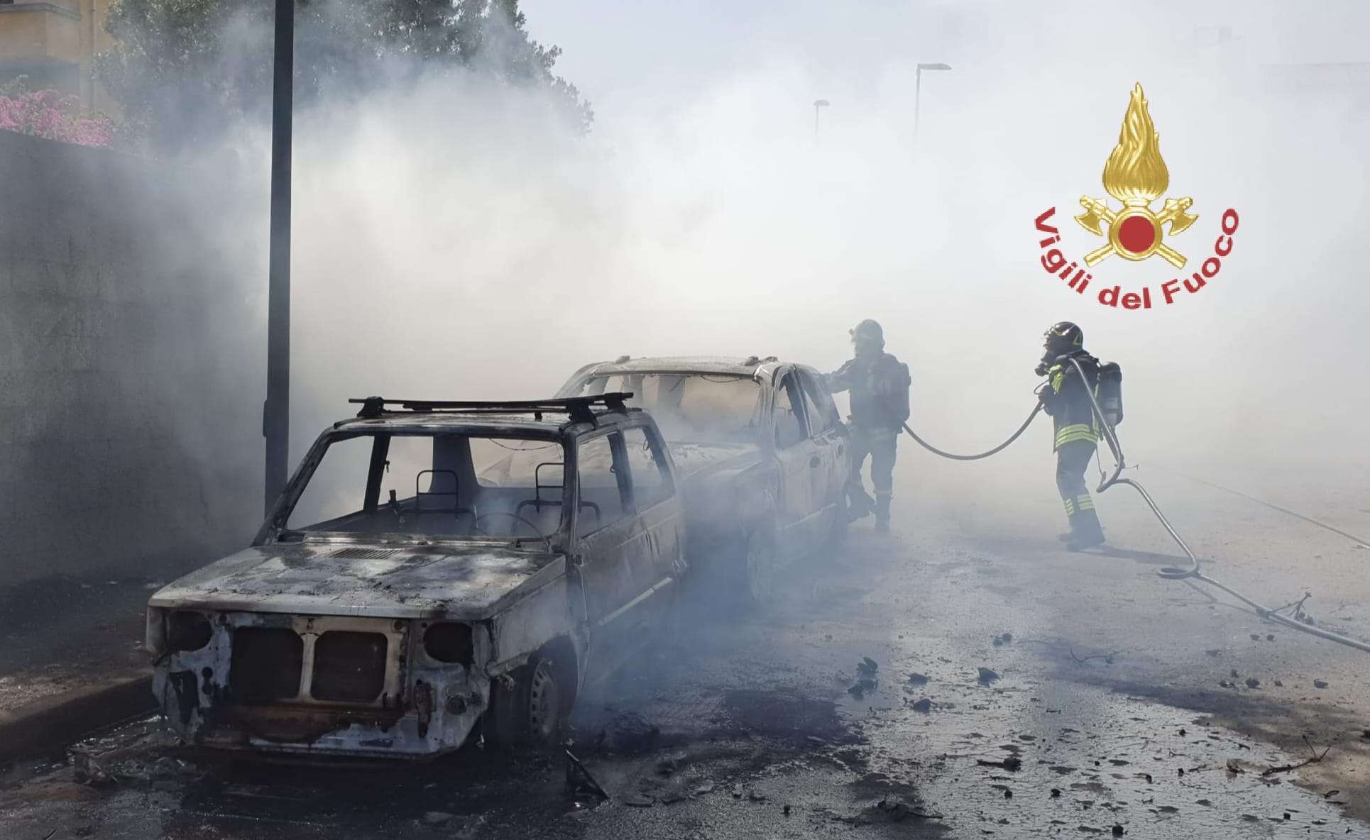 Incendio a Capoterra, distrutte auto e vegetazione
