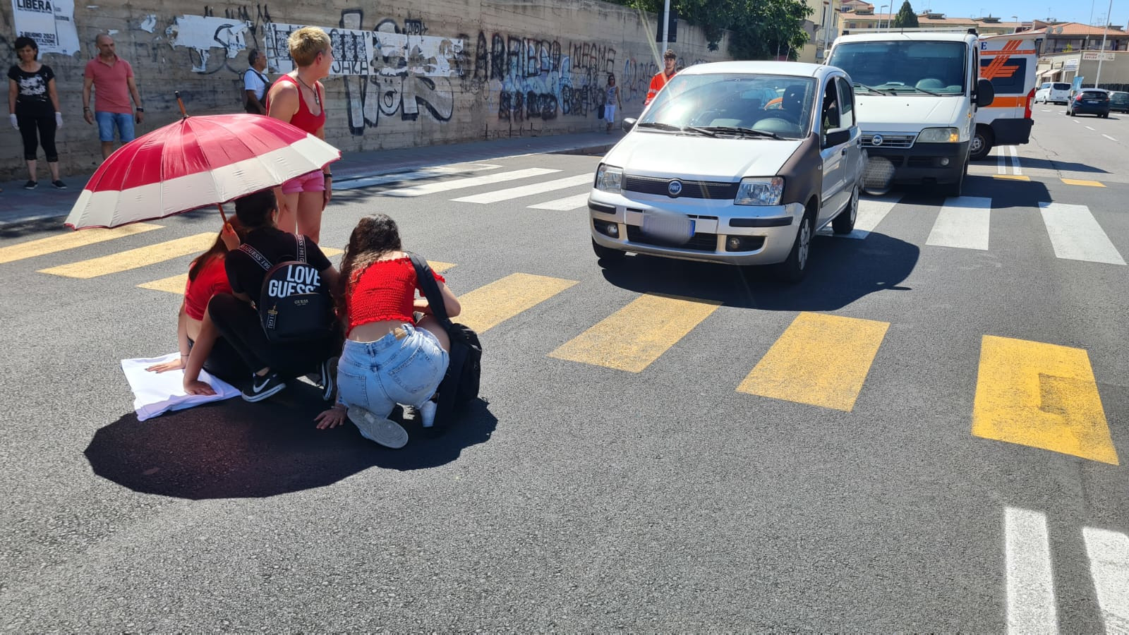 Cagliari, 15enne travolta sulle strisce in via Cornalias: “E 6 ore di attesa al Brotzu”