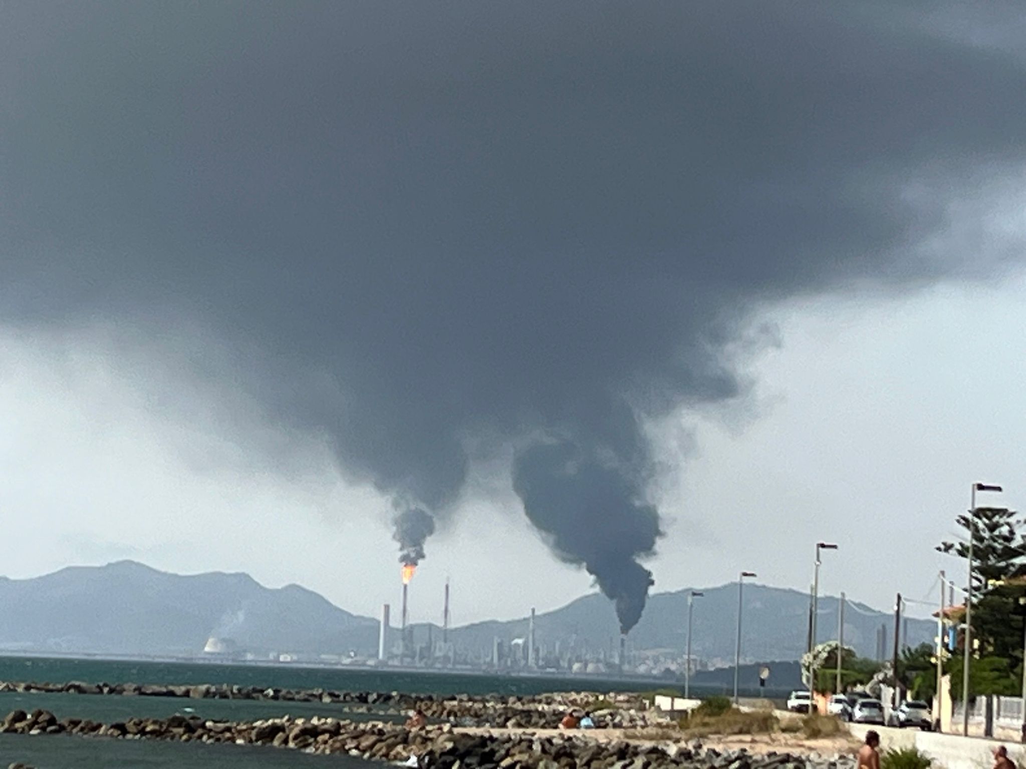 Incendio a Macchiareddu, blackout anche alla Saras: colonne di fumo nero e puzza