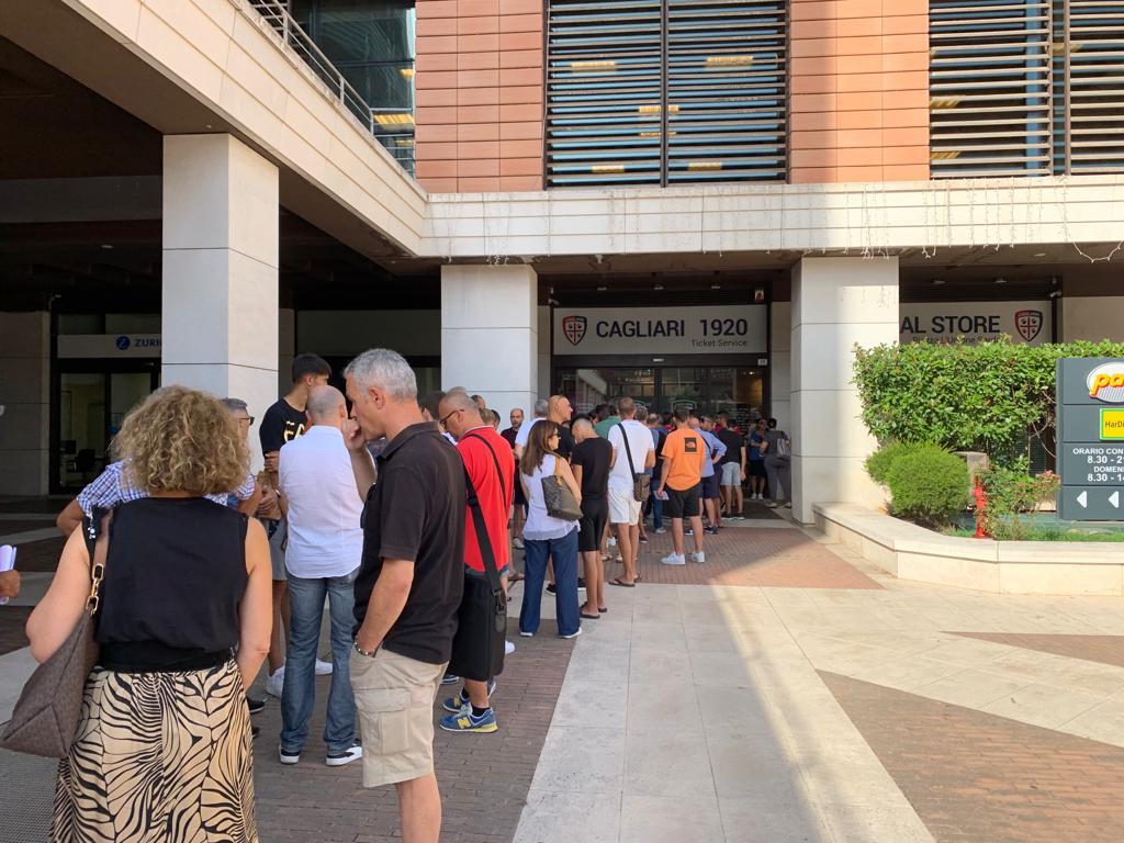 Cagliari, code e polemiche per rinnovare l’abbonamento dei bambini allo stadio: “Impossibile farlo online”