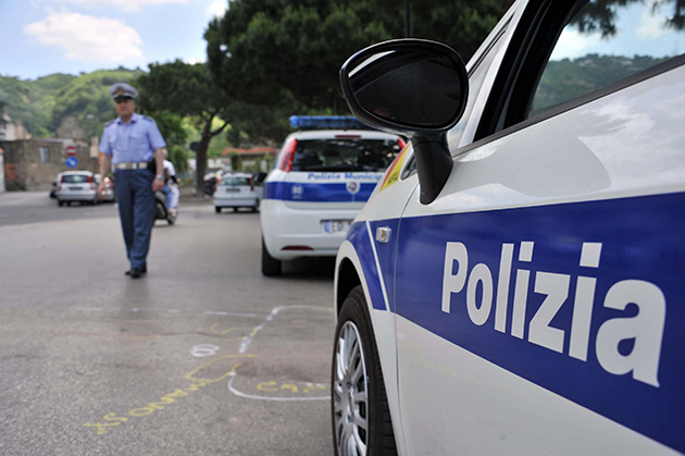 Sassari, minaccia la commessa con una siringa e ruba un profumo: 27enne in carcere