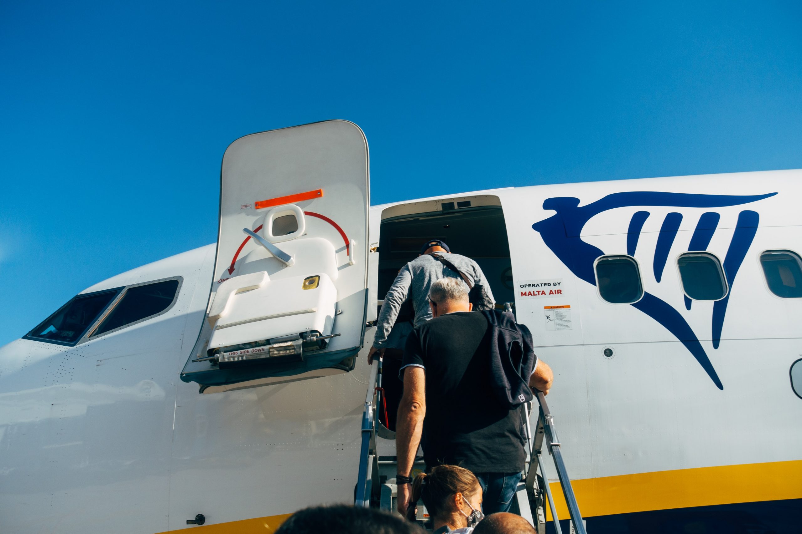 Ryanair punita dal giudice, 250 euro a un passeggero sardo per cinque ore di ritardo