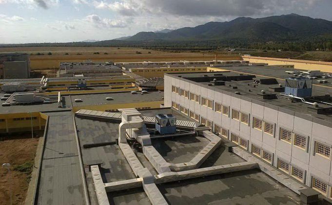 Uta, emergenza infinita in carcere: “Un detenuto ha cercato di aggredire un ispettore con una lametta”