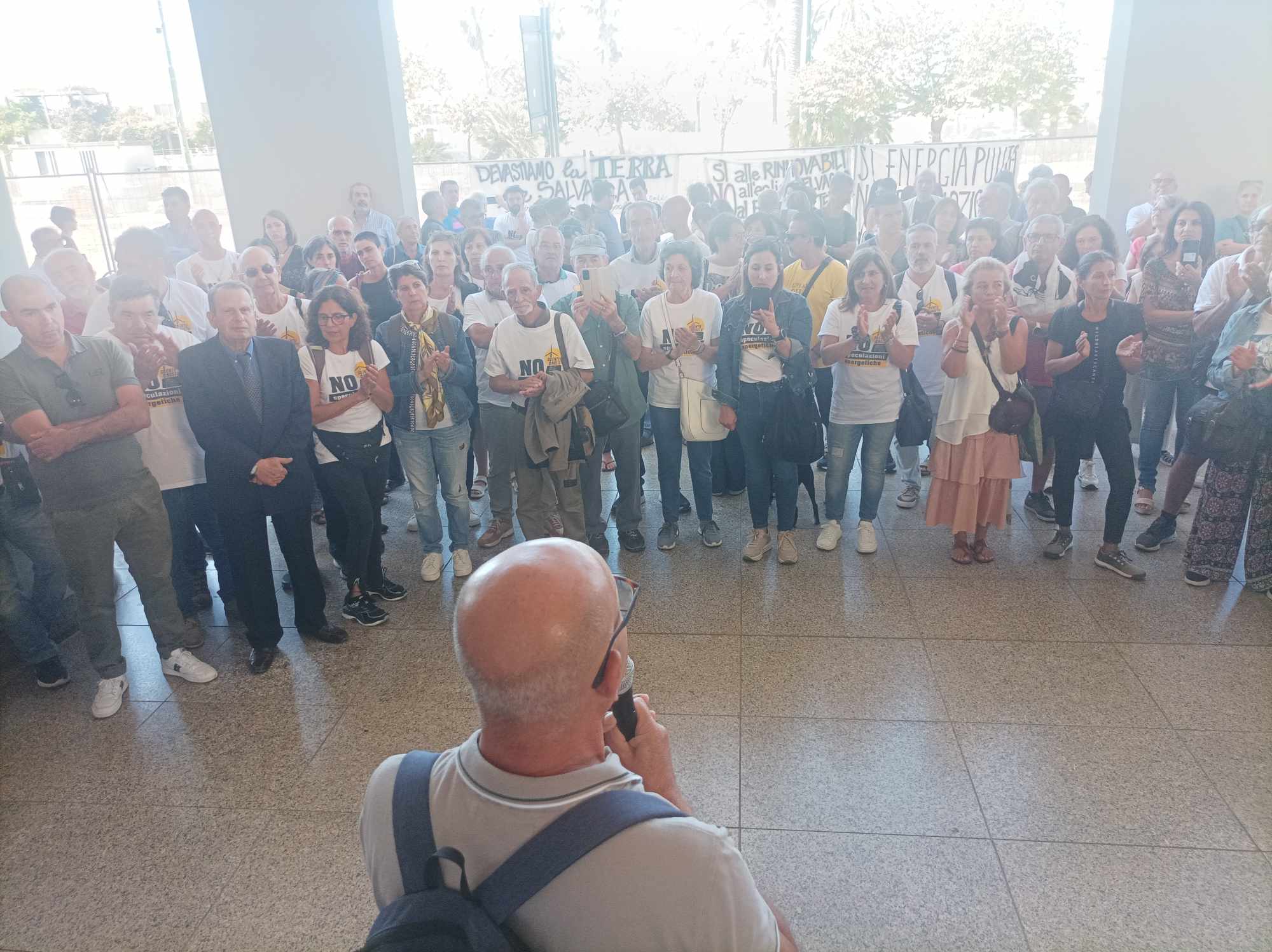 Cagliari, in 200 protestano contro i parchi eolici: “No ai mega impianti nella nostra Sardegna”