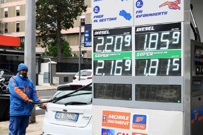 Incubo benzina, in Sardegna sfondata quota 2 euro: nelle casse del governo oltre 2 miliardi di accise