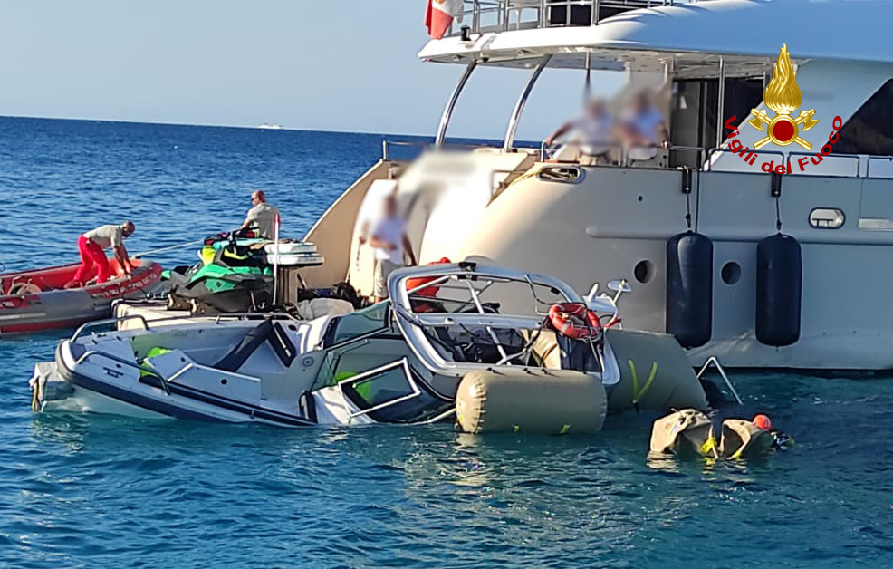 Solanas, imbarcazione rischia di affondare: recuperata dai vigili del fuoco