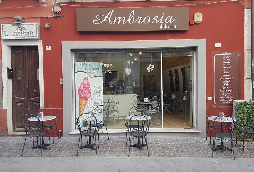Tavolini abusivi a Cagliari: mazzata a una pasticceria di via Garibaldi, il Comune la chiude per 8 giorni