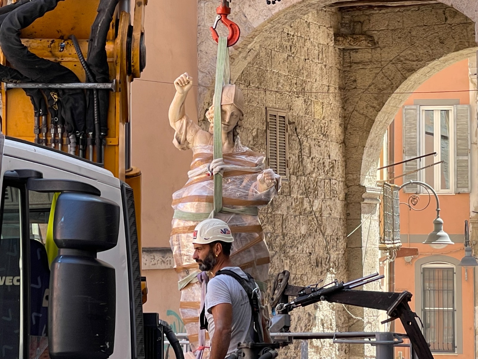 Cagliari, spettacolare intervento in via Azuni: la statua di San Michele vola via dalla facciata della chiesa