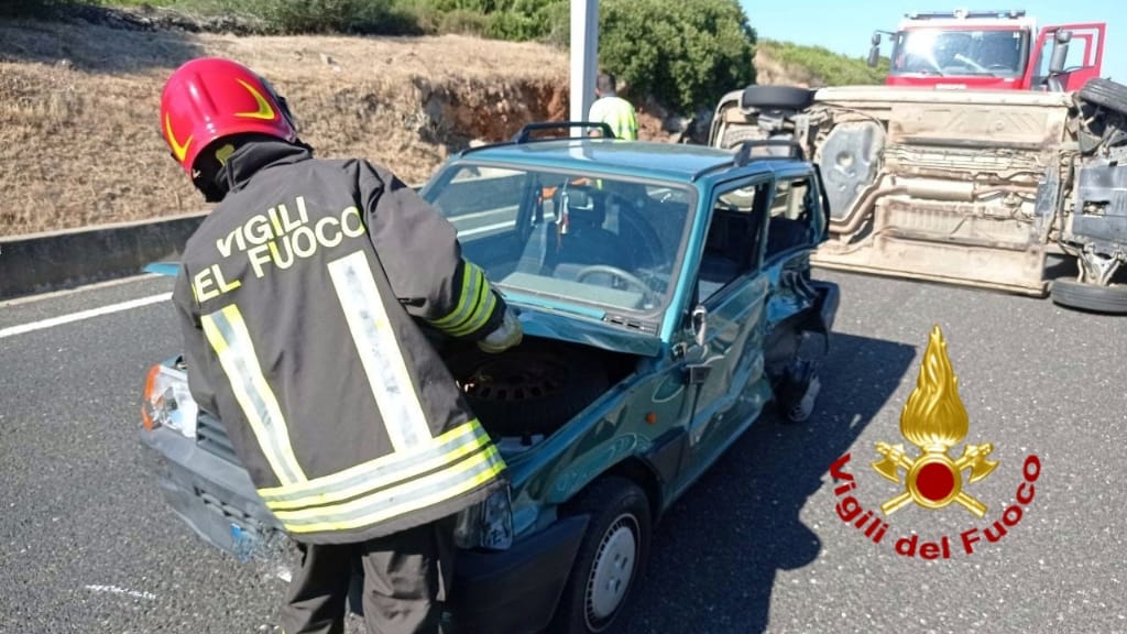 Schianto auto-furgone sulla Ss 131, arrivano i vigili del fuoco: due feriti