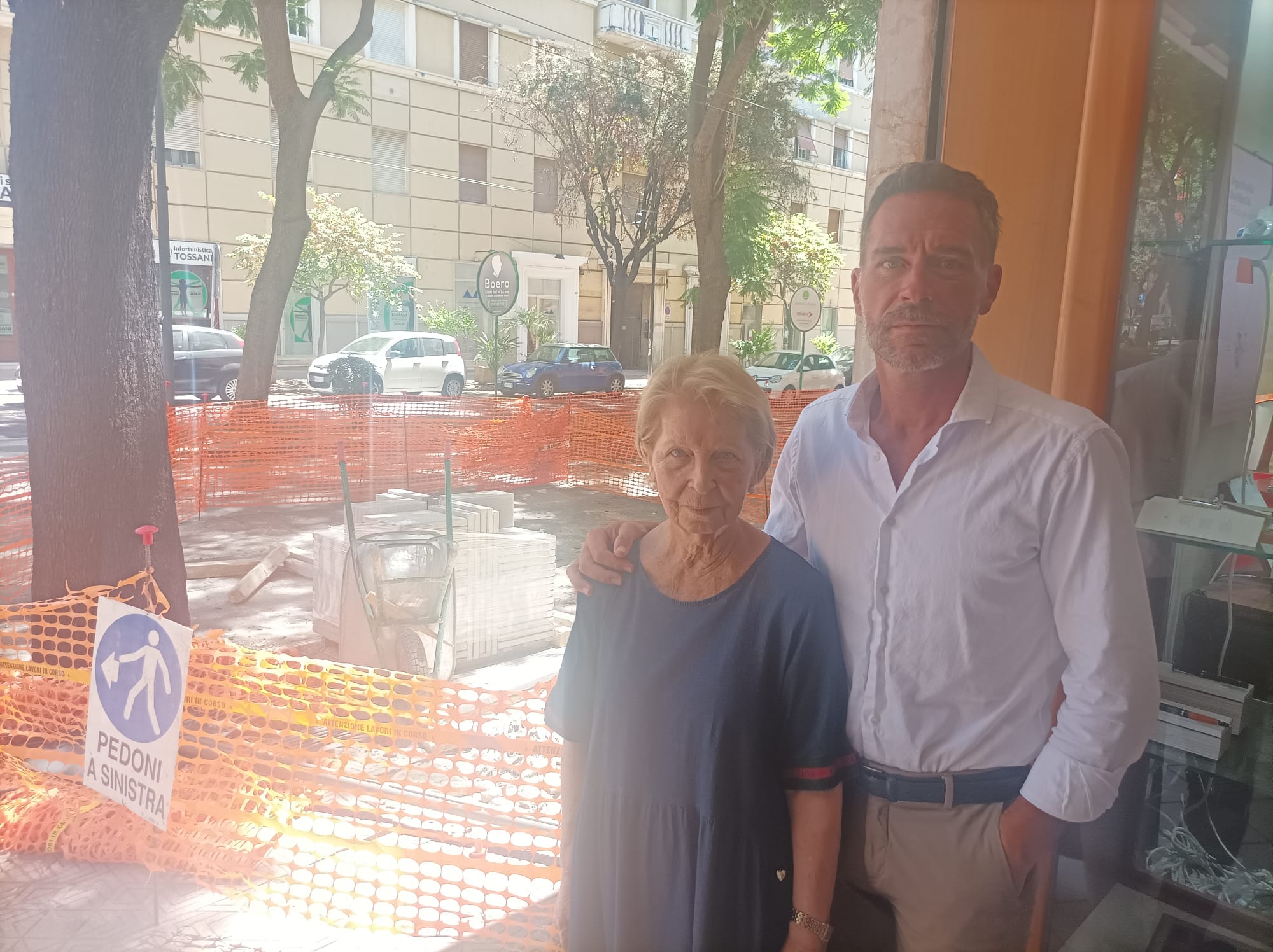 Cagliari, operai in ferie e cantiere fermo in via Dante: “Ci lasciano circondati da detriti e polvere”