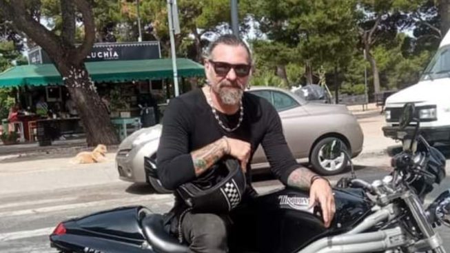 Cagliari, Joe Perrino stabile ma grave: il cantante in coma farmacologico e con le gambe immobilizzate