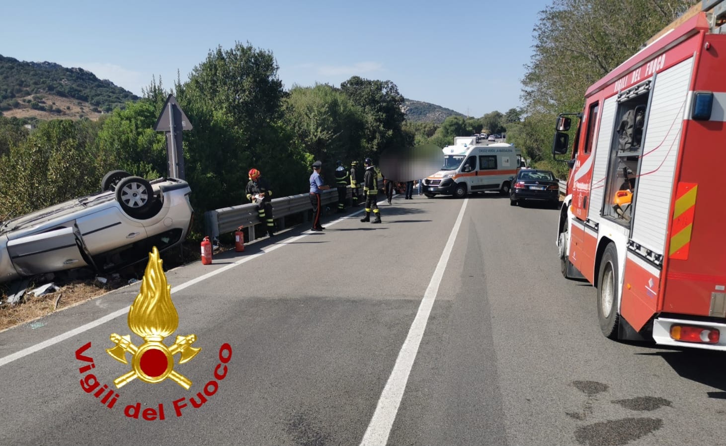 Pauroso incidente sulla Ss 125, auto con a bordo una famiglia si ribalta: bimbo sbalzato fuori