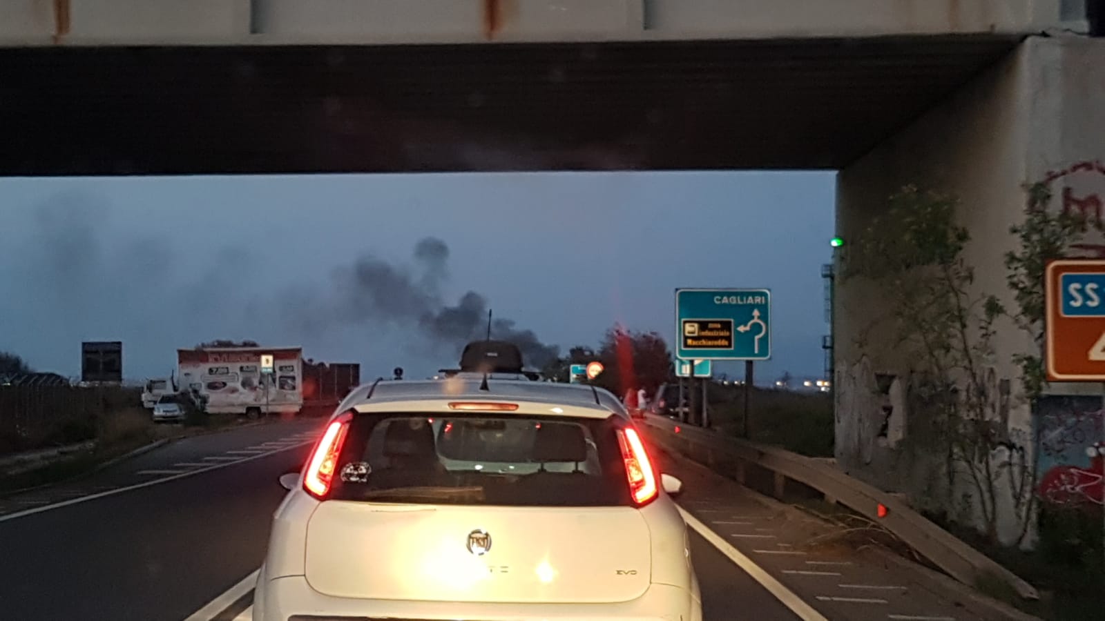 Paura alle porte di Cagliari: furgone in fiamme sulla 195, traffico in tilt sulla Sulcitana