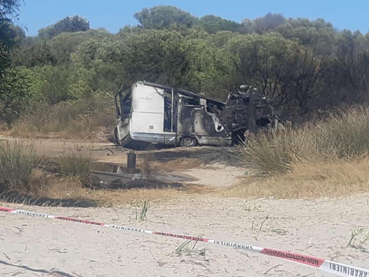 L’esplosione e le fiamme che avvolgono tutto il camper: dolore per la morte del piccolo Samuel a Olbia