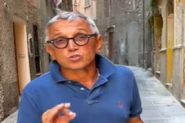 Bruno Barbieri innamorato della Sardegna, lo chef è a Cagliari: “E adesso vado al mare”